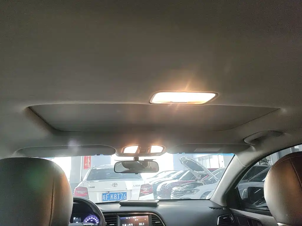Hyundai Elantra — фото 18