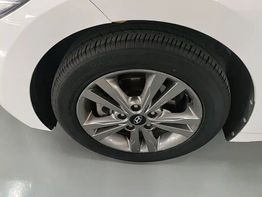 Hyundai Elantra — фото 23