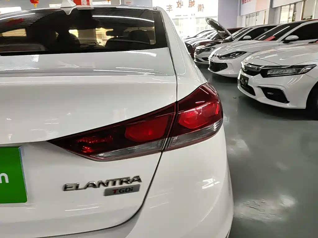 Hyundai Elantra — фото 8