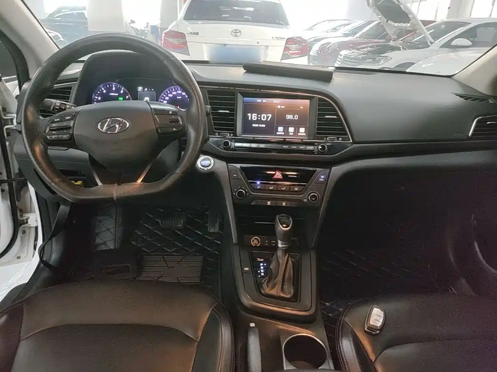 Hyundai Elantra — фото 10