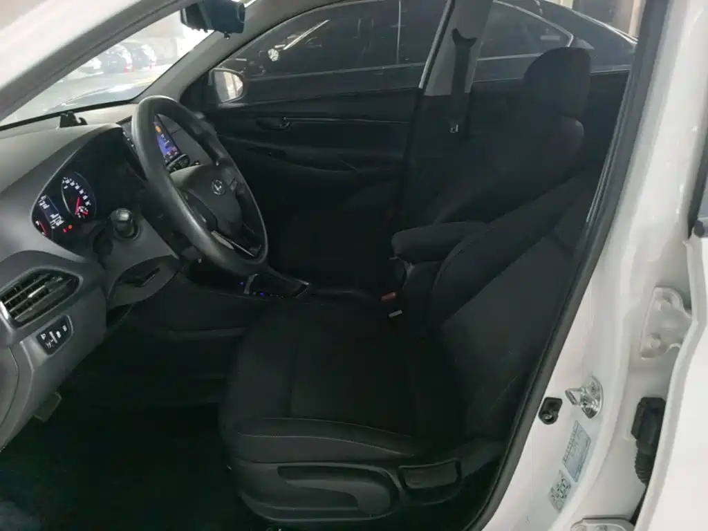 Hyundai Elantra — фото 11