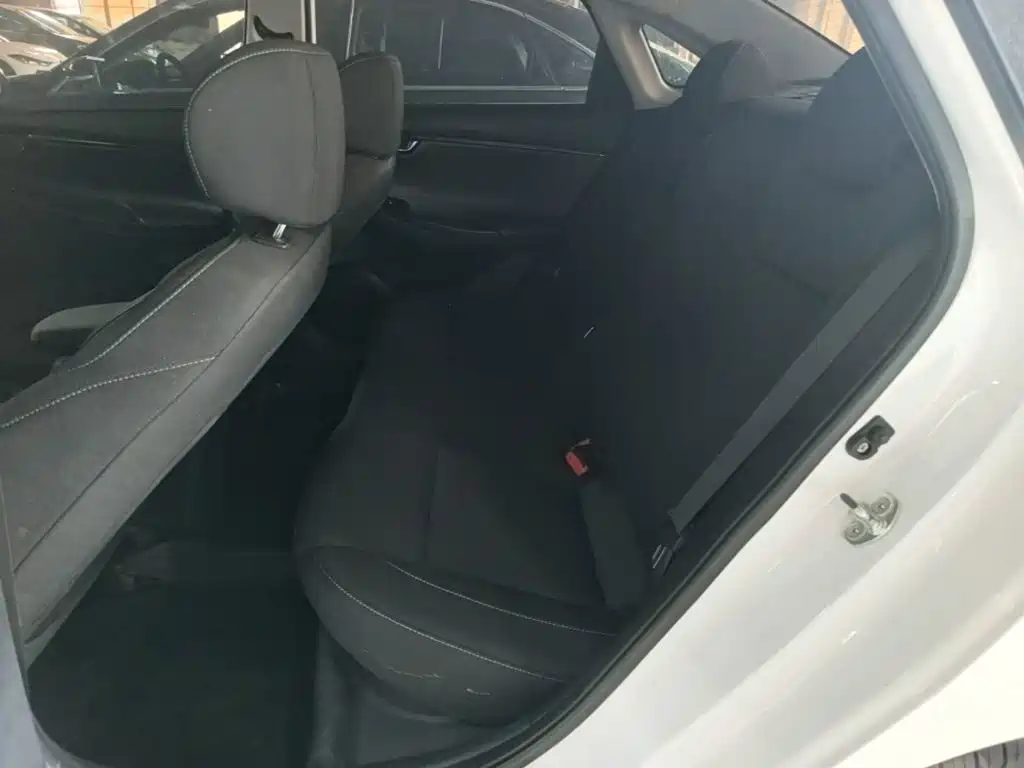 Hyundai Elantra — фото 13
