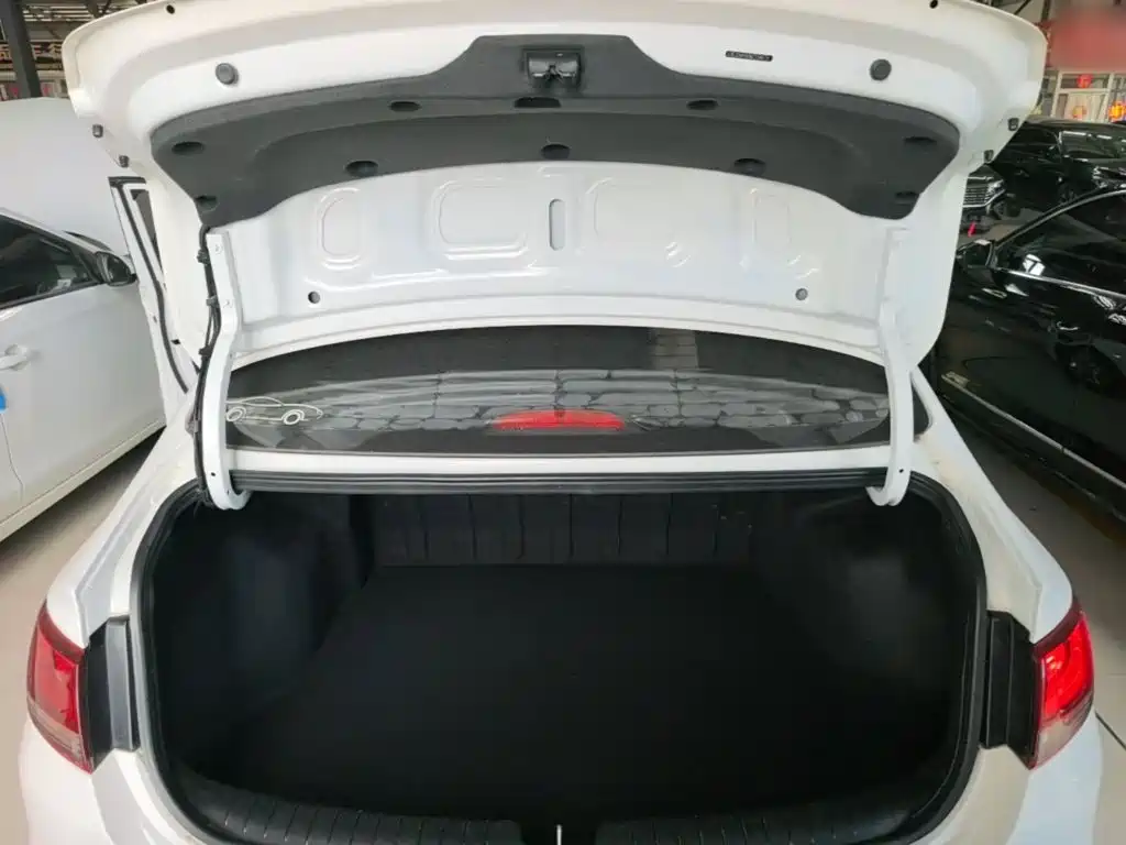 Hyundai Elantra — фото 15