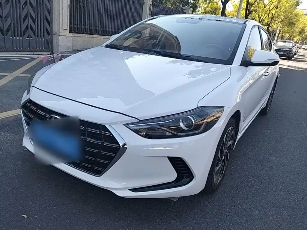 Hyundai Elantra — фото 2