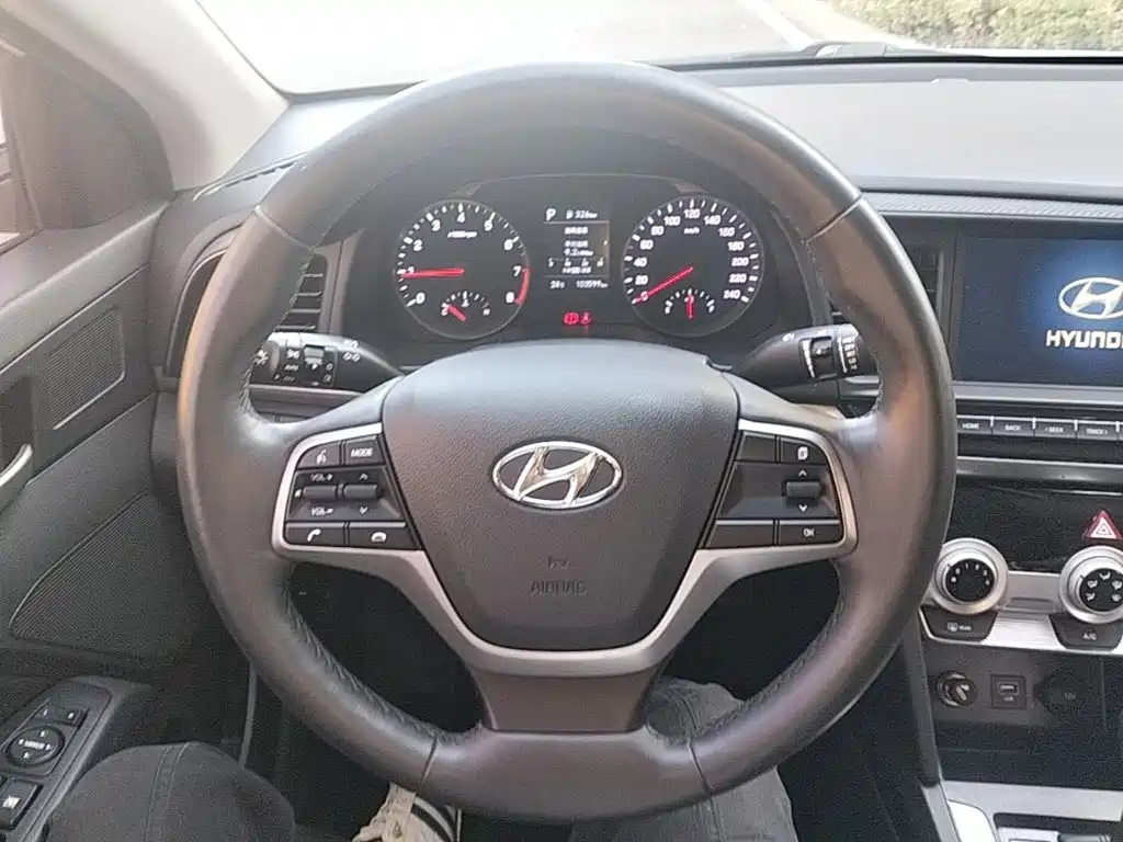 Hyundai Elantra — фото 11