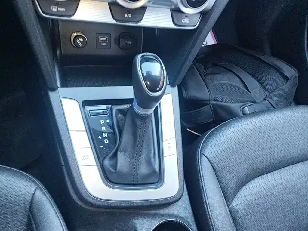 Hyundai Elantra — фото 14
