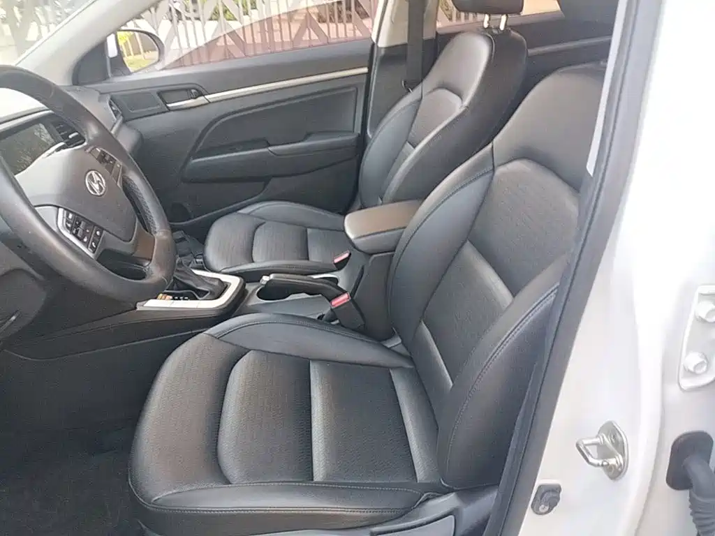 Hyundai Elantra — фото 15