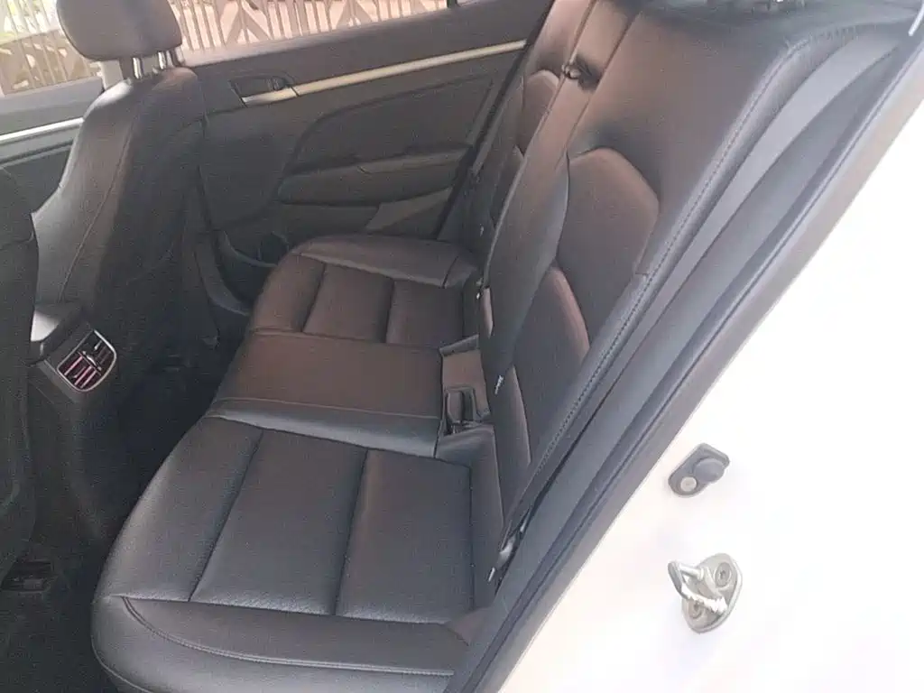 Hyundai Elantra — фото 17