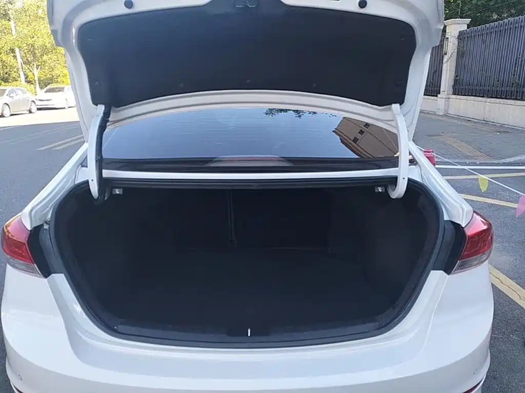 Hyundai Elantra — фото 19