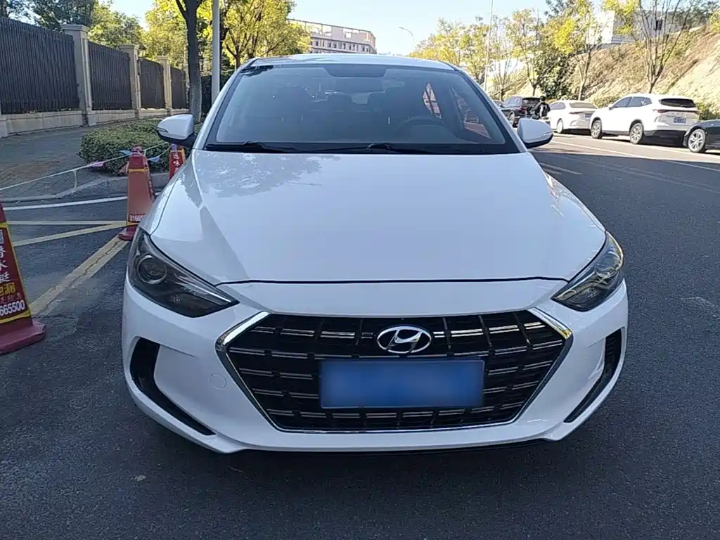 Hyundai Elantra — фото 3