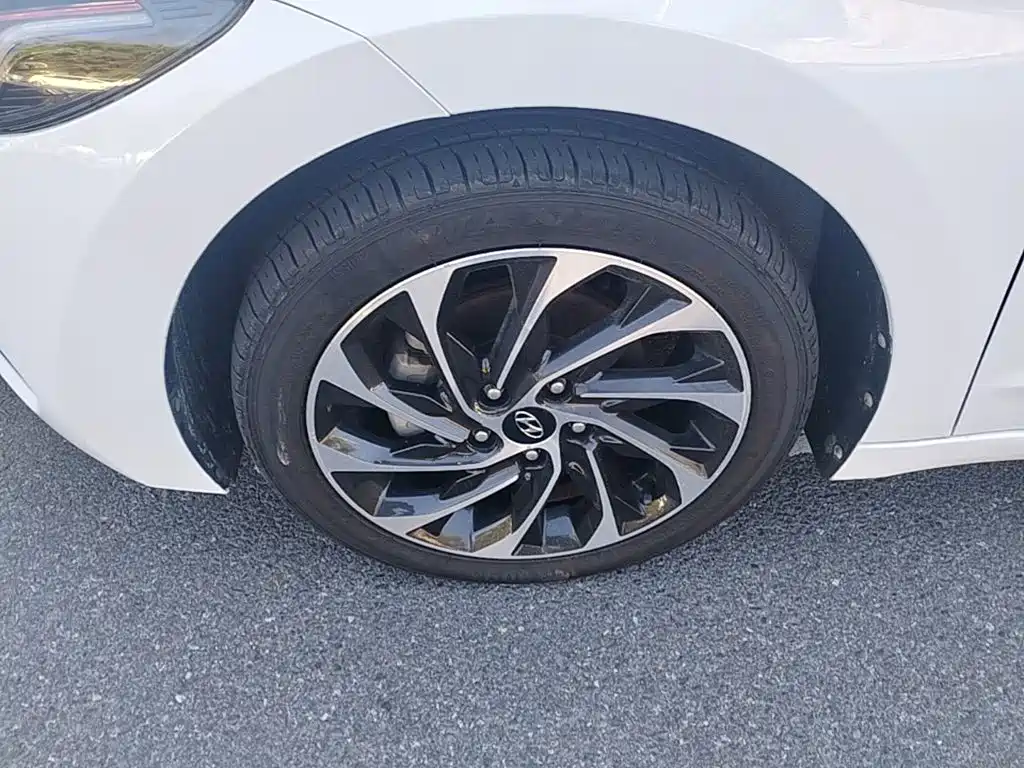Hyundai Elantra — фото 23