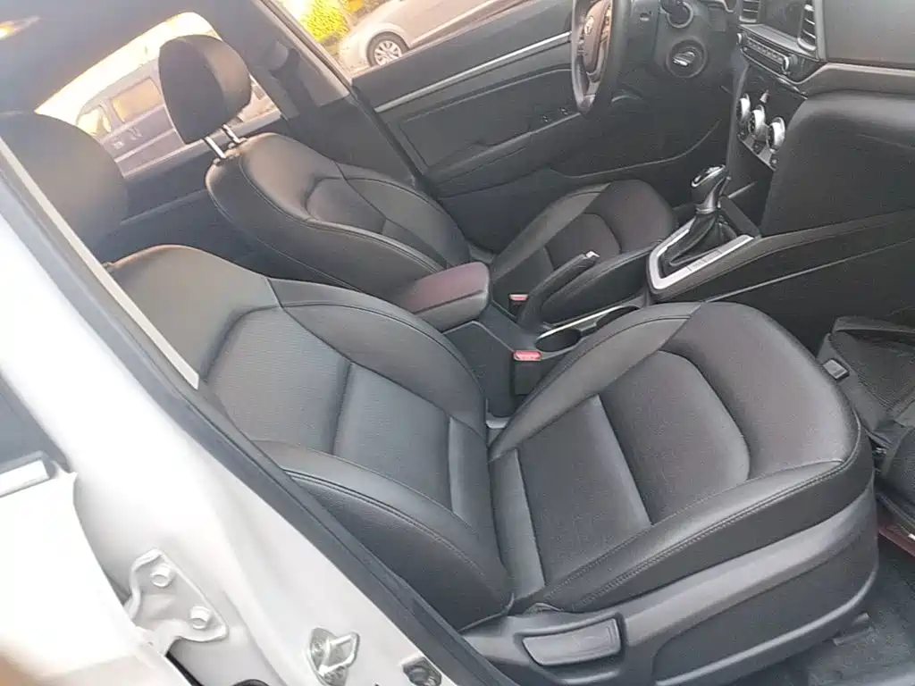 Hyundai Elantra — фото 25