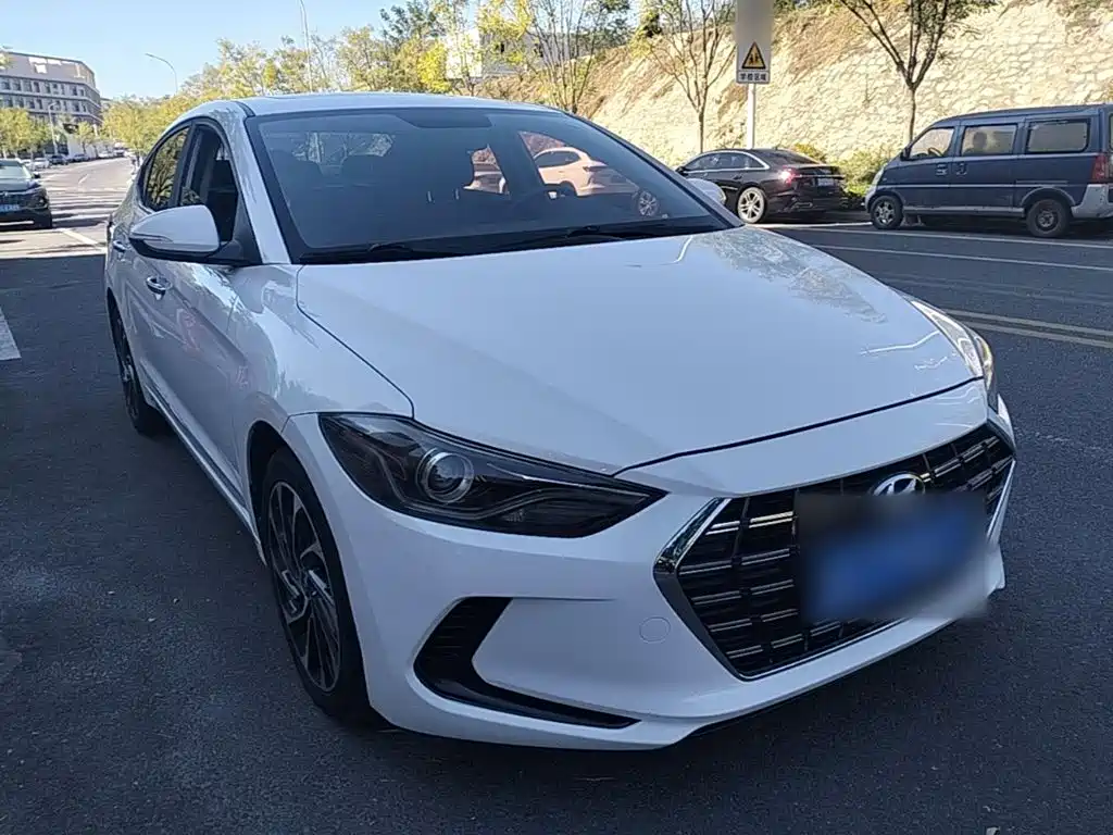 Hyundai Elantra — фото 4