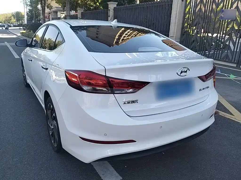 Hyundai Elantra — фото 5