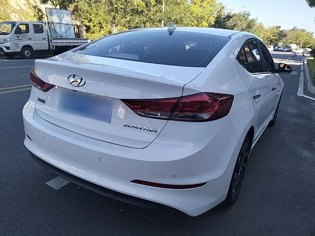 Hyundai Elantra — фото 7