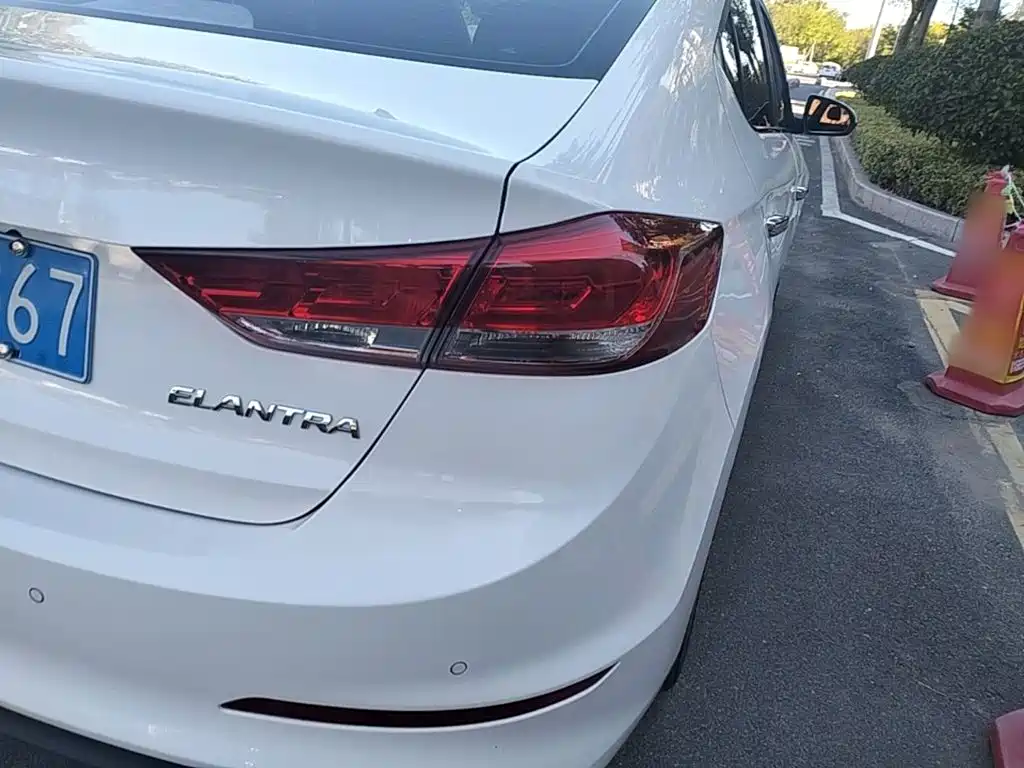 Hyundai Elantra — фото 8