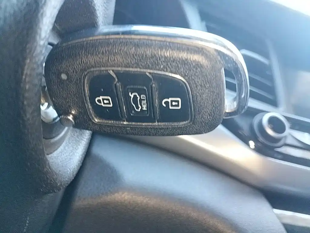Hyundai Elantra — фото 9