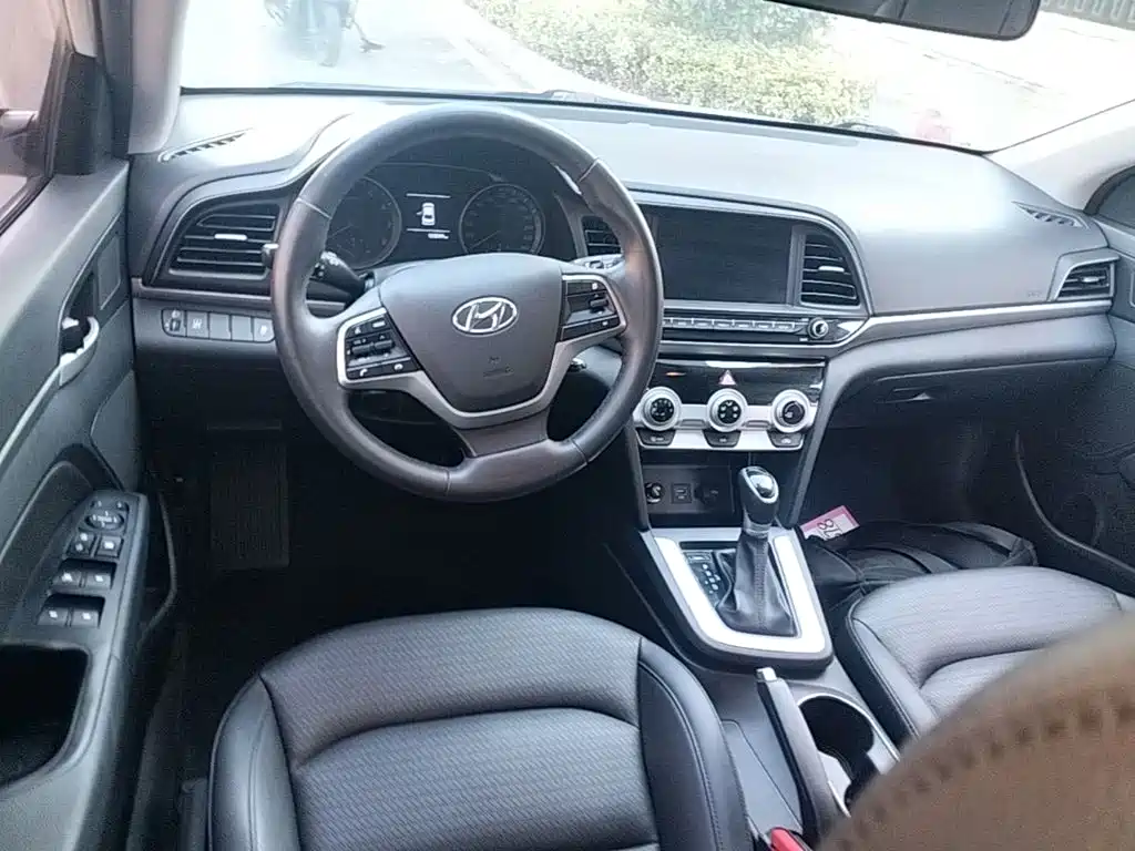 Hyundai Elantra — фото 10