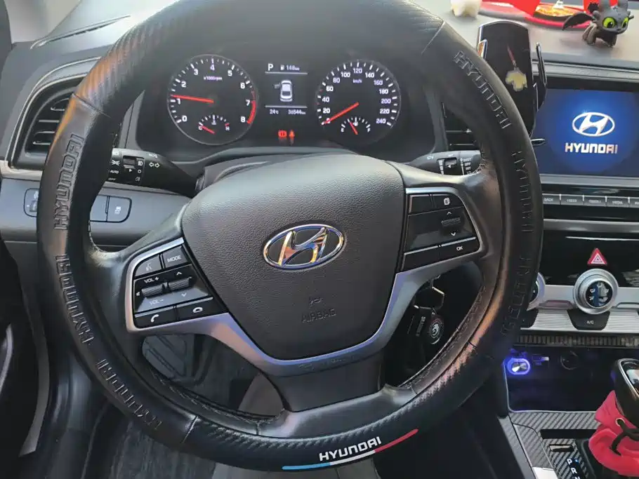 Hyundai Elantra — фото 15