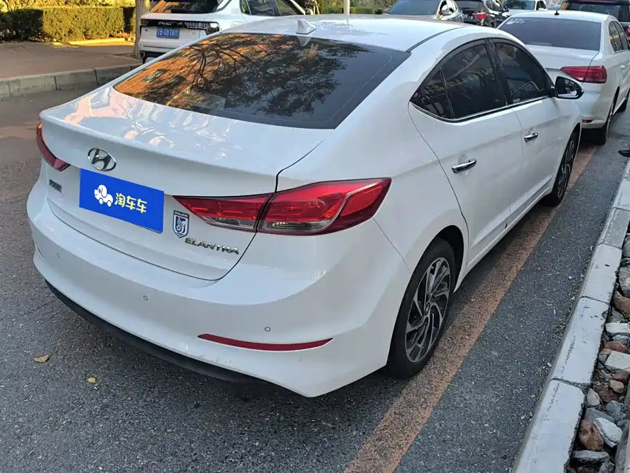 Hyundai Elantra — фото 3
