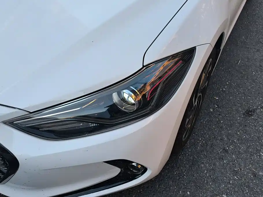 Hyundai Elantra — фото 5
