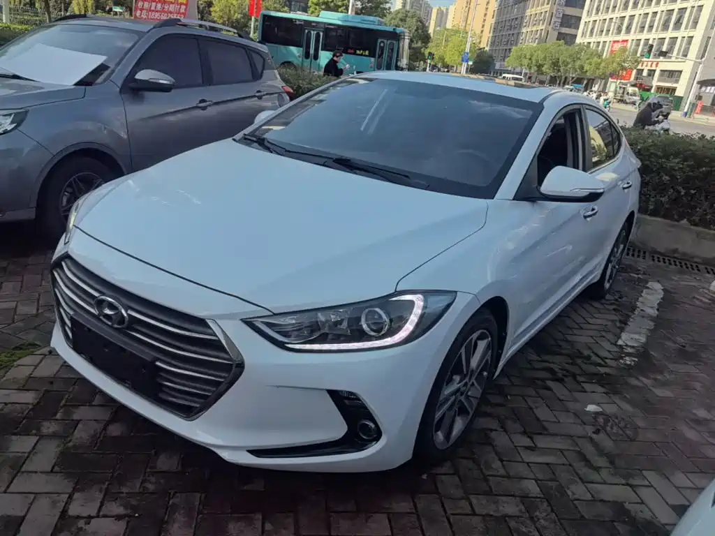 Hyundai Elantra — фото 2