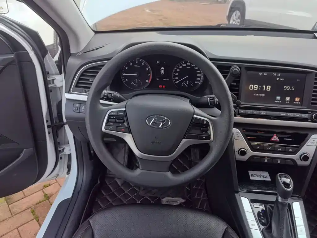 Hyundai Elantra — фото 11