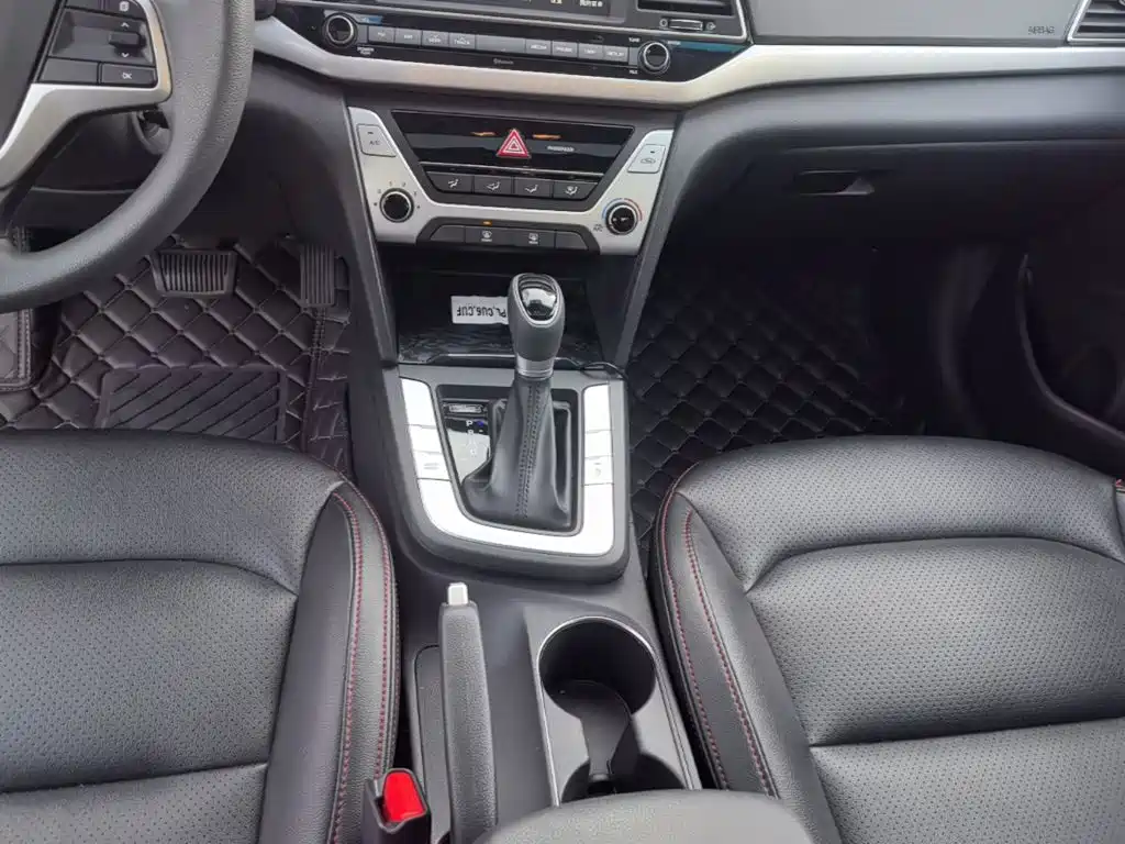 Hyundai Elantra — фото 14