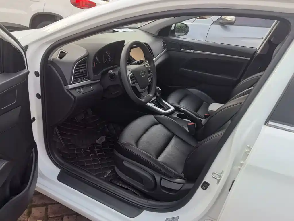 Hyundai Elantra — фото 16
