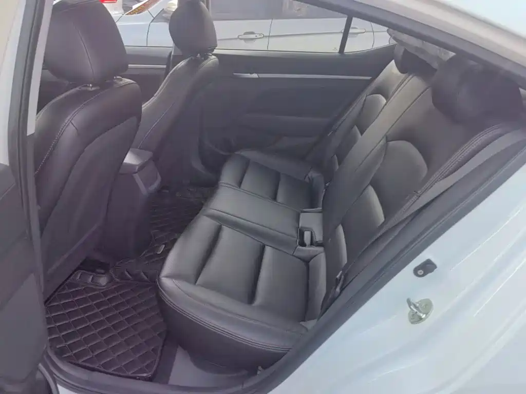 Hyundai Elantra — фото 17