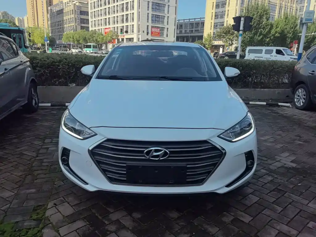 Hyundai Elantra — фото 3