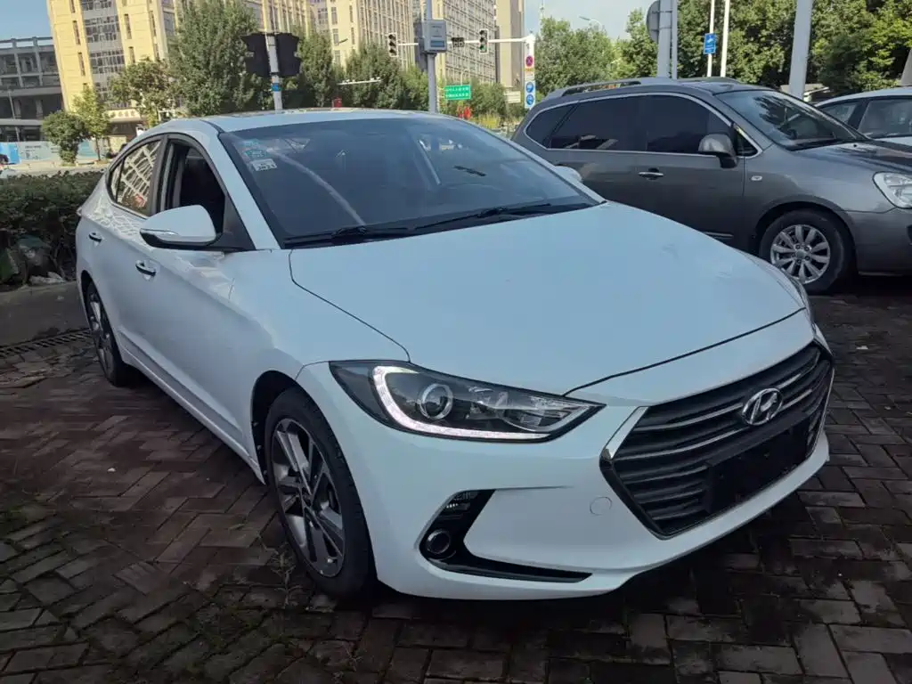 Hyundai Elantra — фото 4