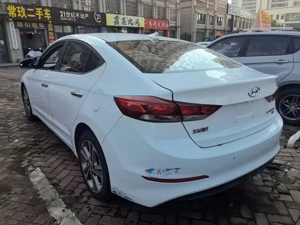 Hyundai Elantra — фото 5