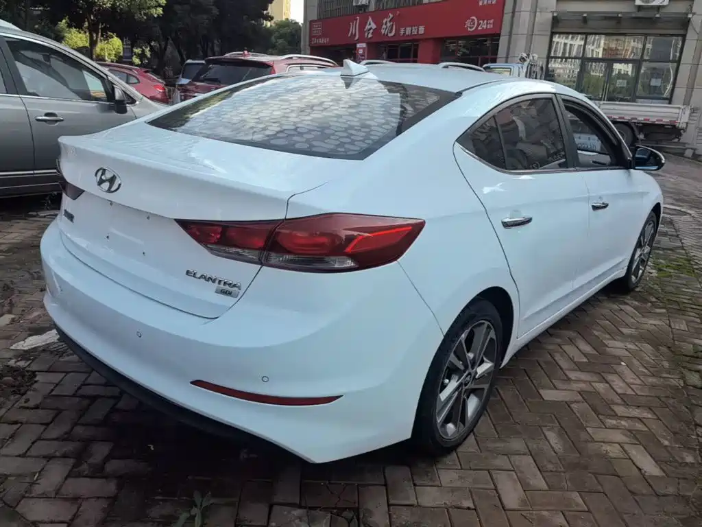 Hyundai Elantra — фото 7