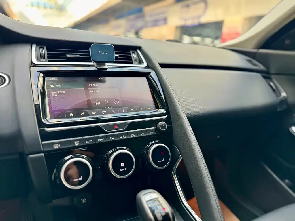 Jaguar E-PACE — фото 11
