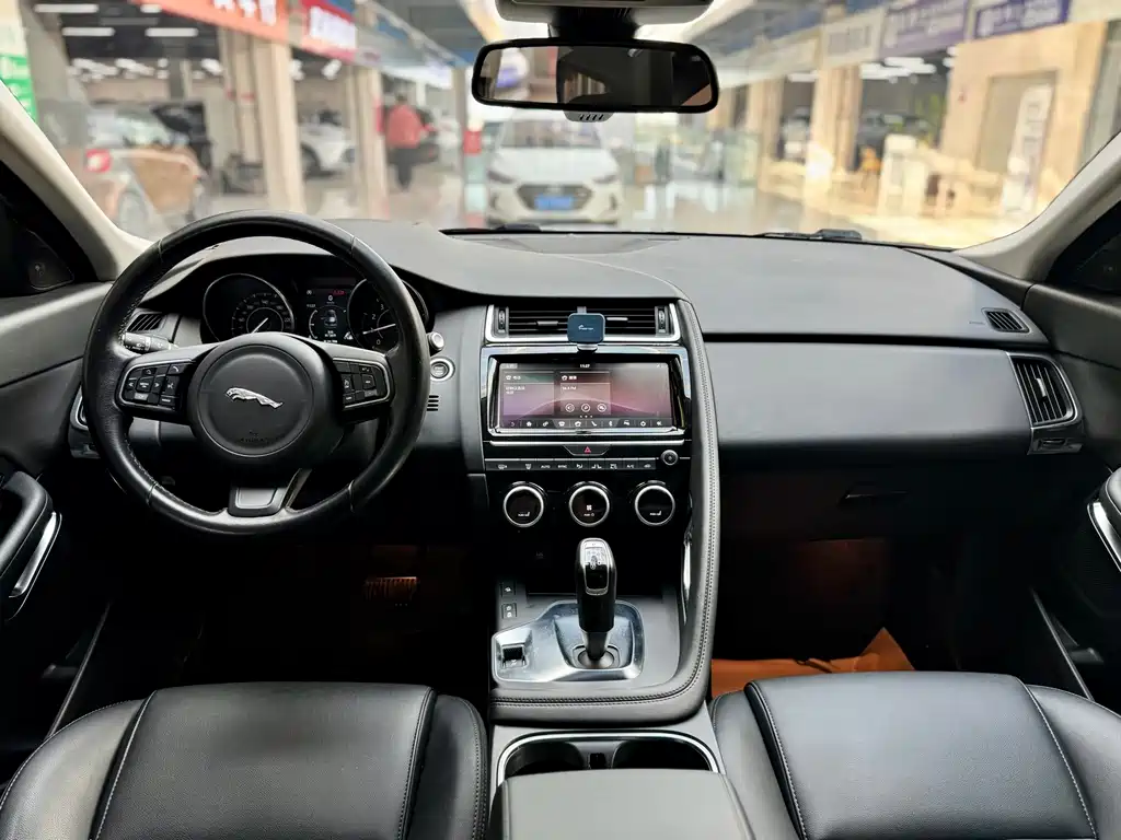Jaguar E-PACE — фото 13