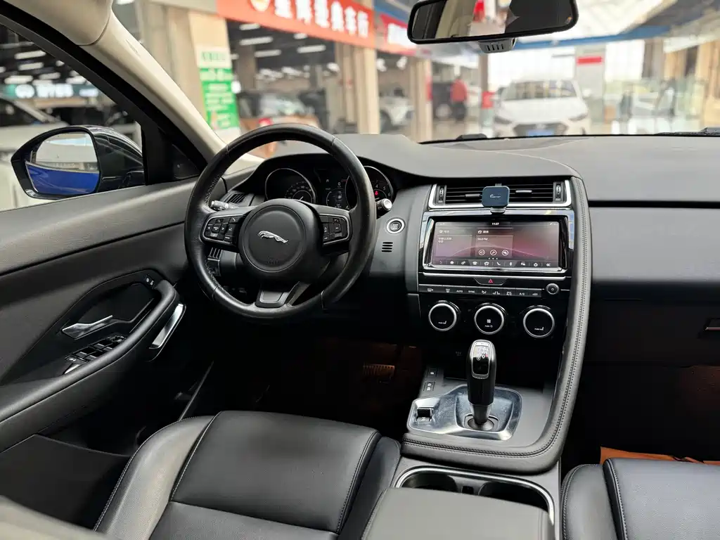 Jaguar E-PACE — фото 14