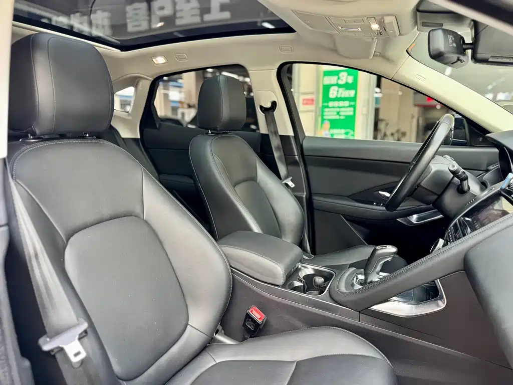 Jaguar E-PACE — фото 15