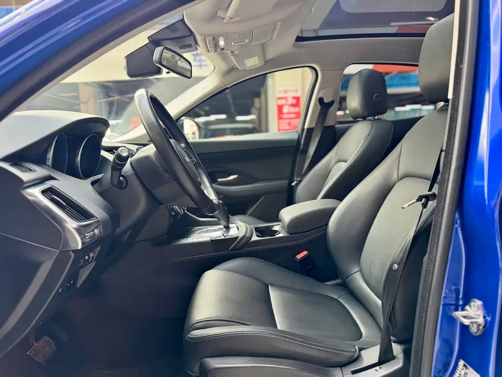 Jaguar E-PACE — фото 6