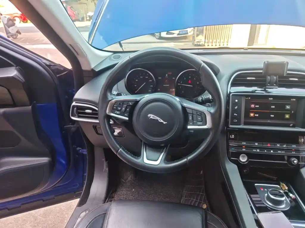 Jaguar F-PACE — фото 11