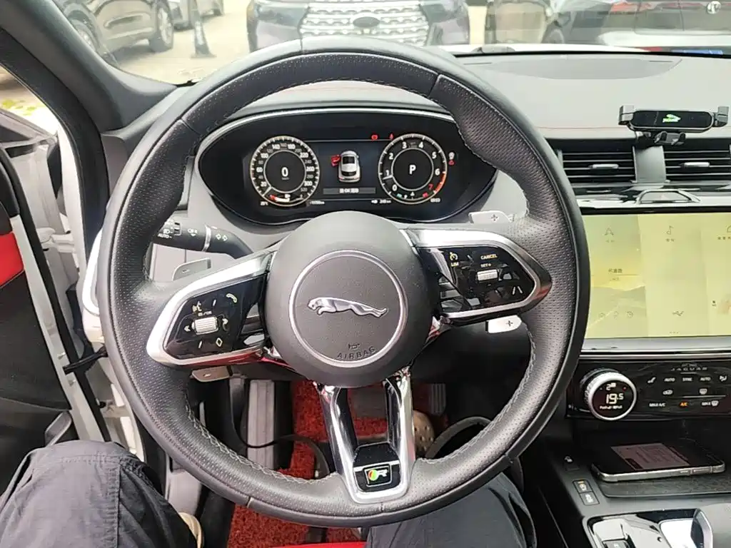 Jaguar E-PACE — фото 11