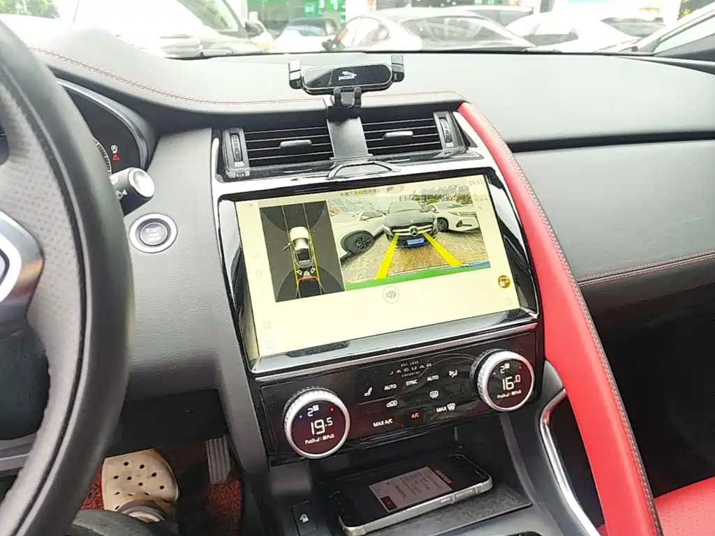 Jaguar E-PACE — фото 13