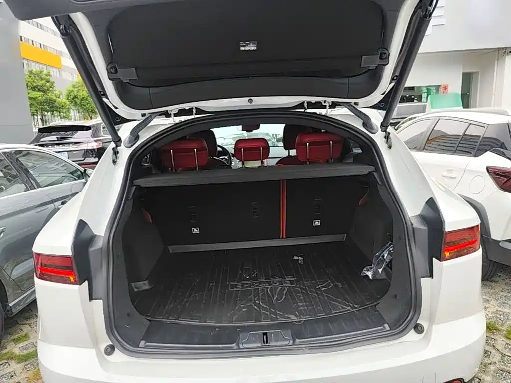Jaguar E-PACE — фото 19