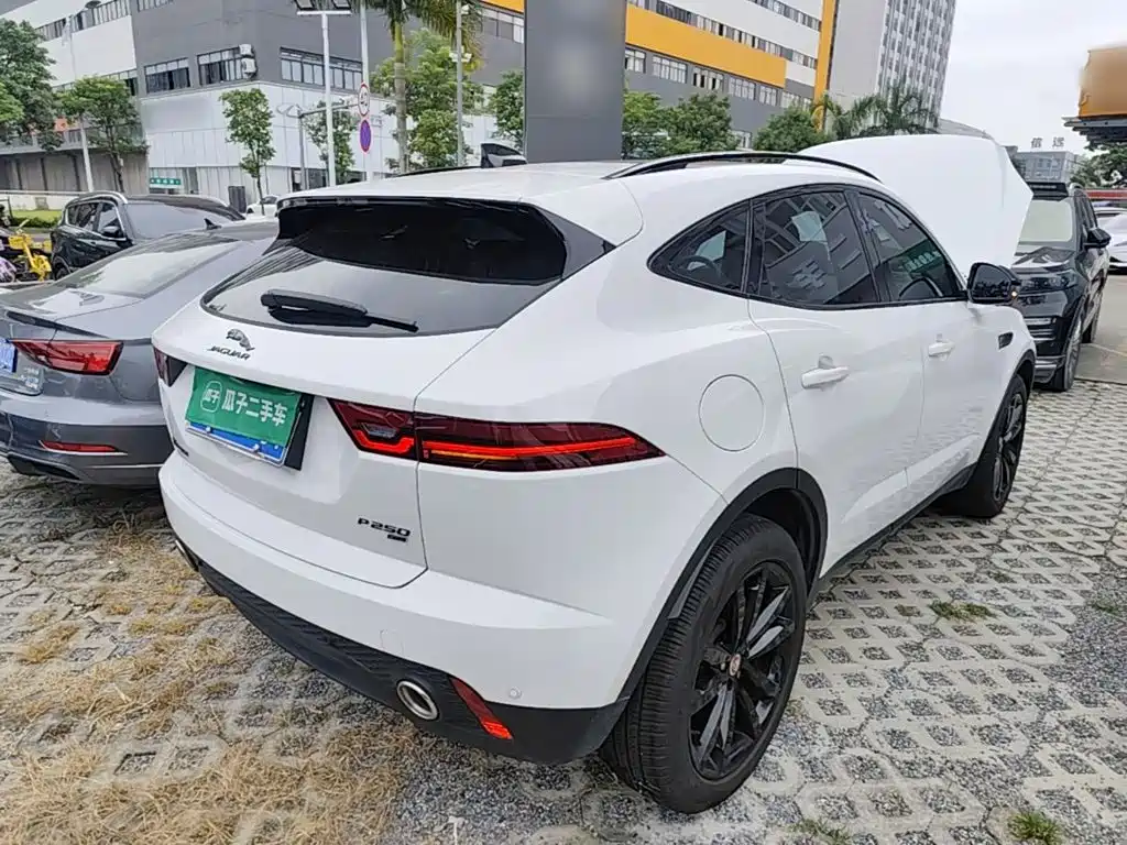 Jaguar E-PACE — фото 7