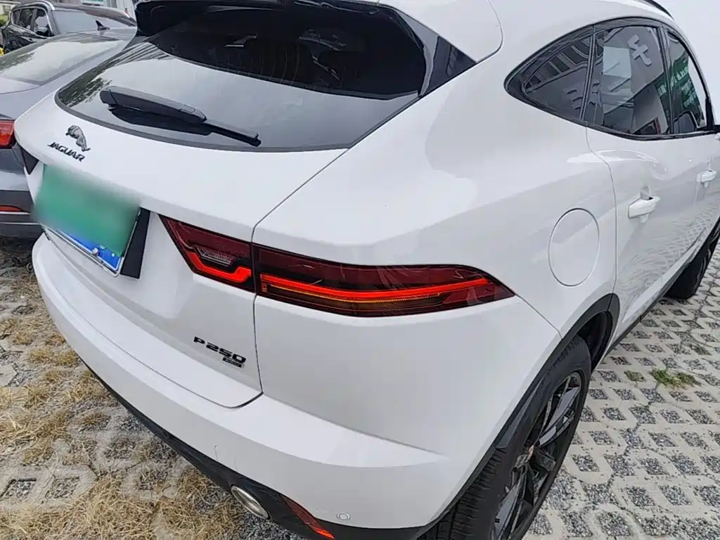 Jaguar E-PACE — фото 8