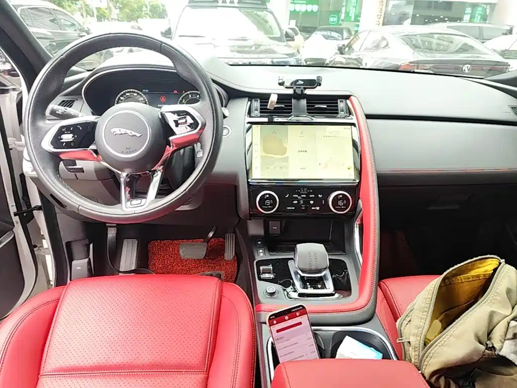 Jaguar E-PACE — фото 10