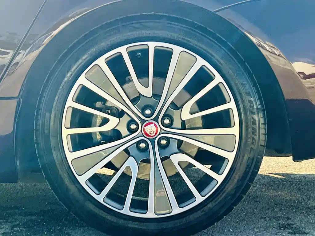 Jaguar XJ — фото 16