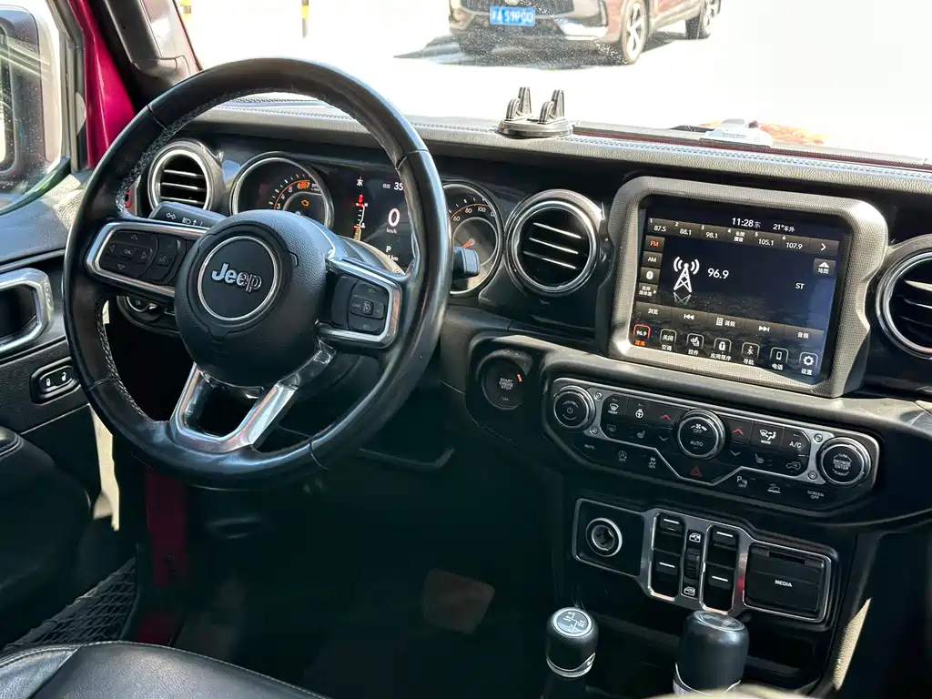 Jeep Wrangler — фото 12