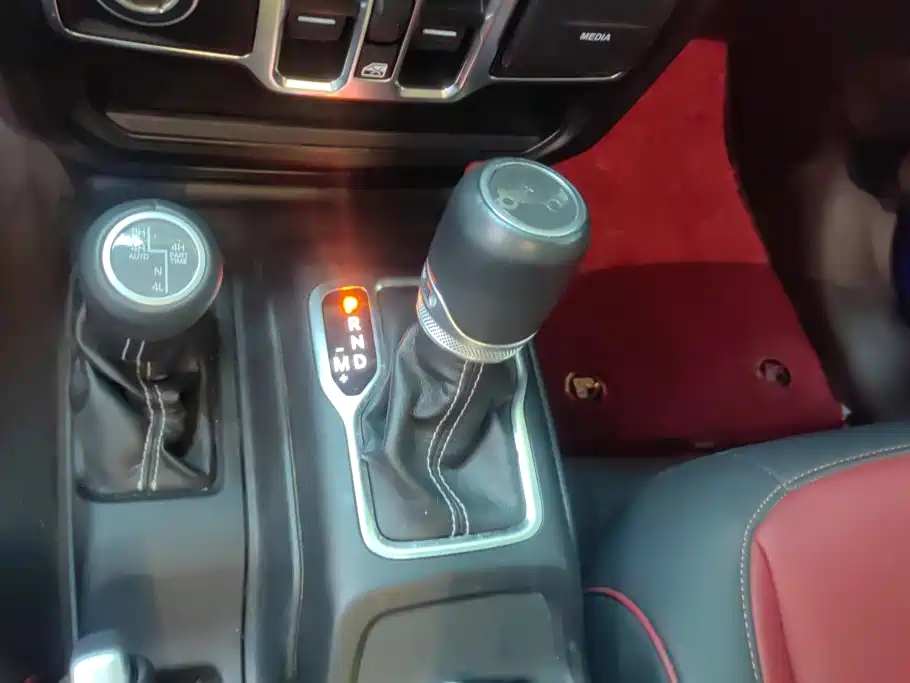 Jeep Wrangler — фото 16