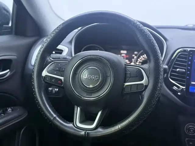 Jeep Compass — фото 9